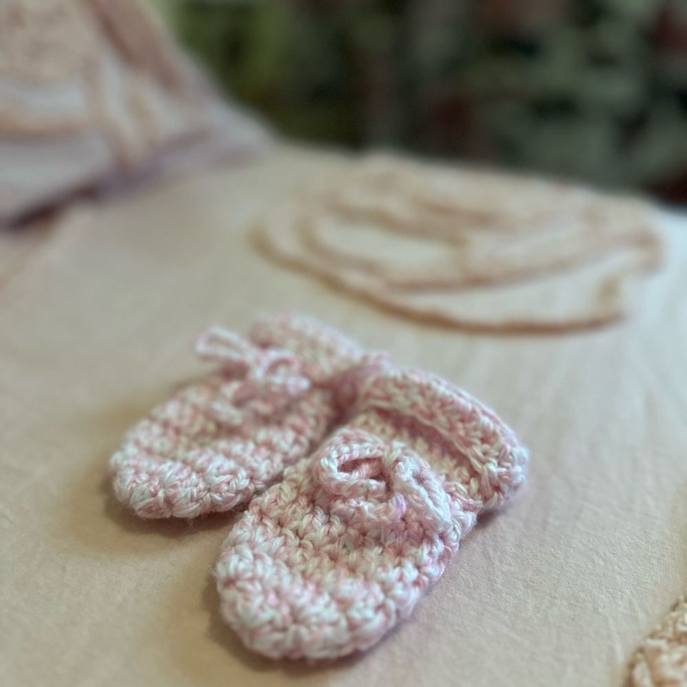 Pink Newborn Knitted Baby Hat and Mittens Set - Picture 3 of 4